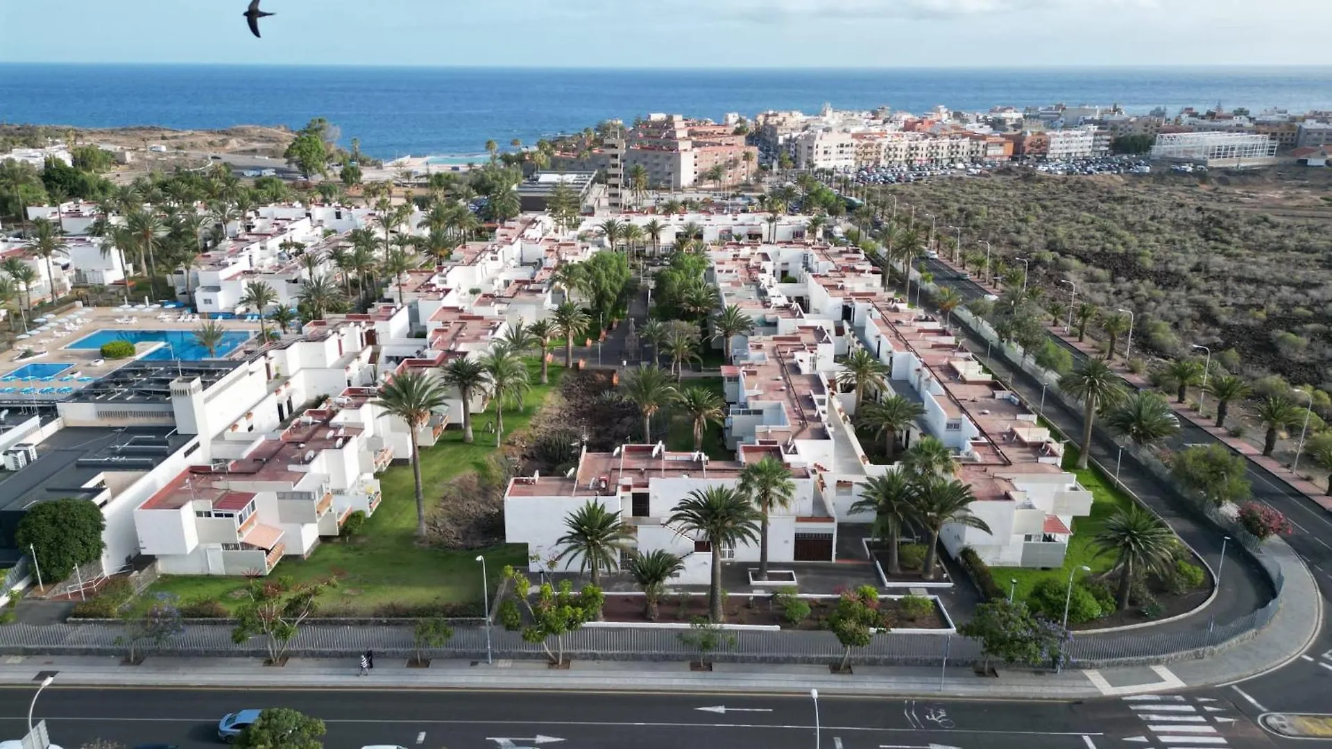 Primavera Tranquil Retreat 2-Bedroom Apartment With Balcony, Garden View & Fiber Wifi Arona