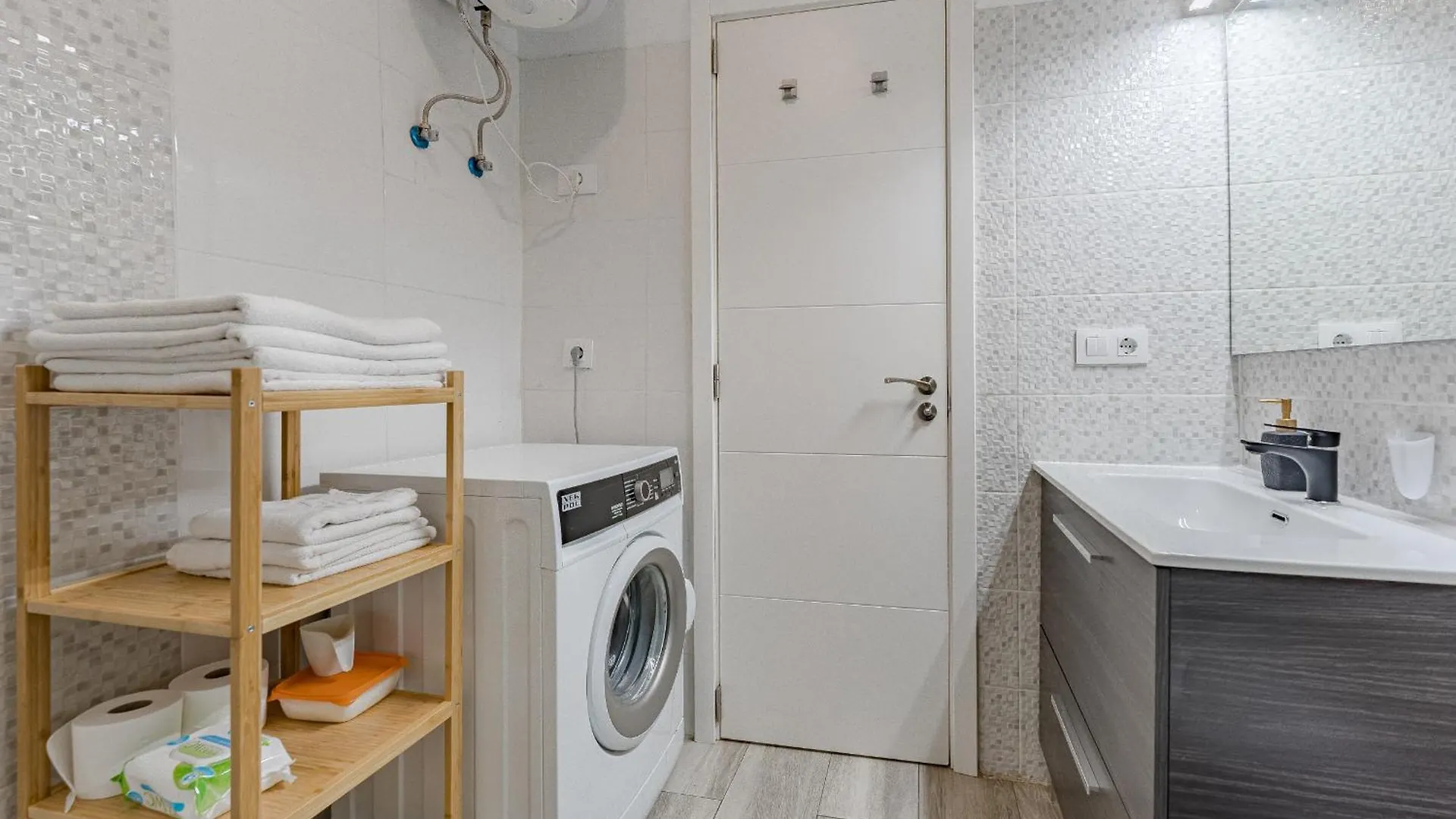 Primavera Tranquil Retreat 2-Bedroom Apartment With Balcony, Garden View & Fiber Wifi Arona