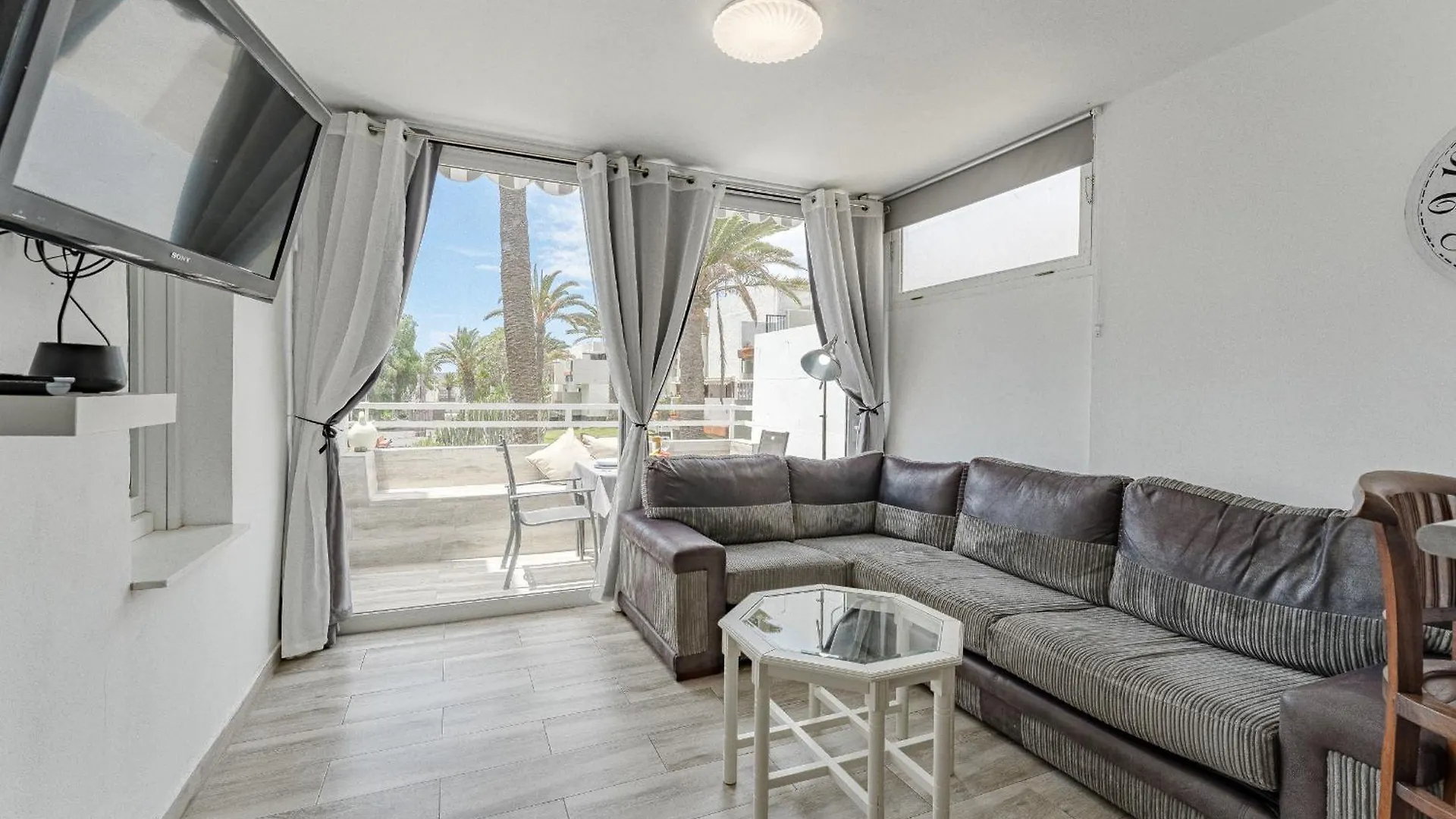 Primavera Tranquil Retreat 2-Bedroom Apartment With Balcony, Garden View & Fiber Wifi Arona